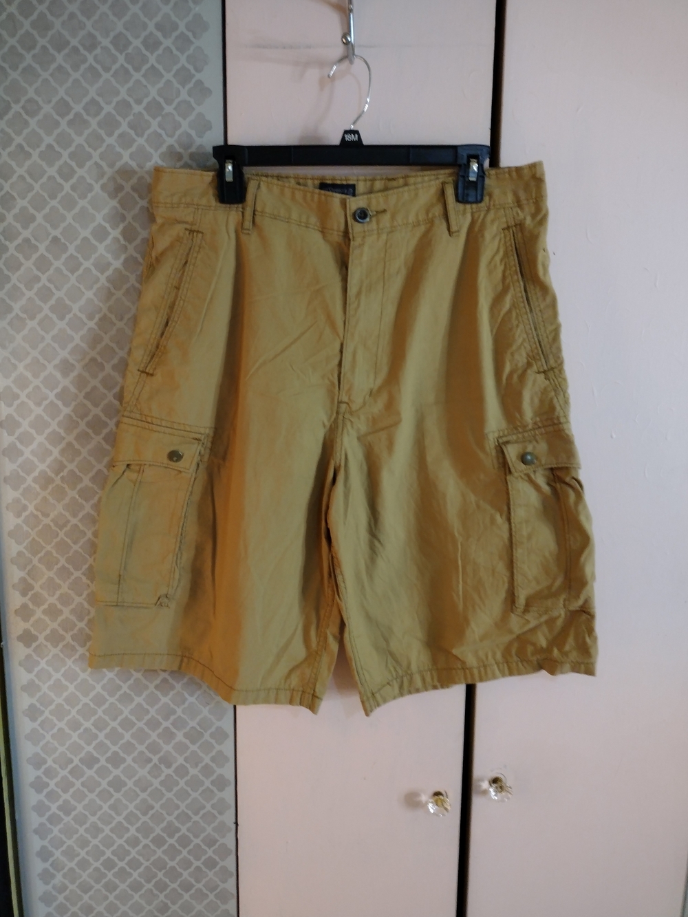 Men's Tan Cargo Shorts with Multiple Pockets